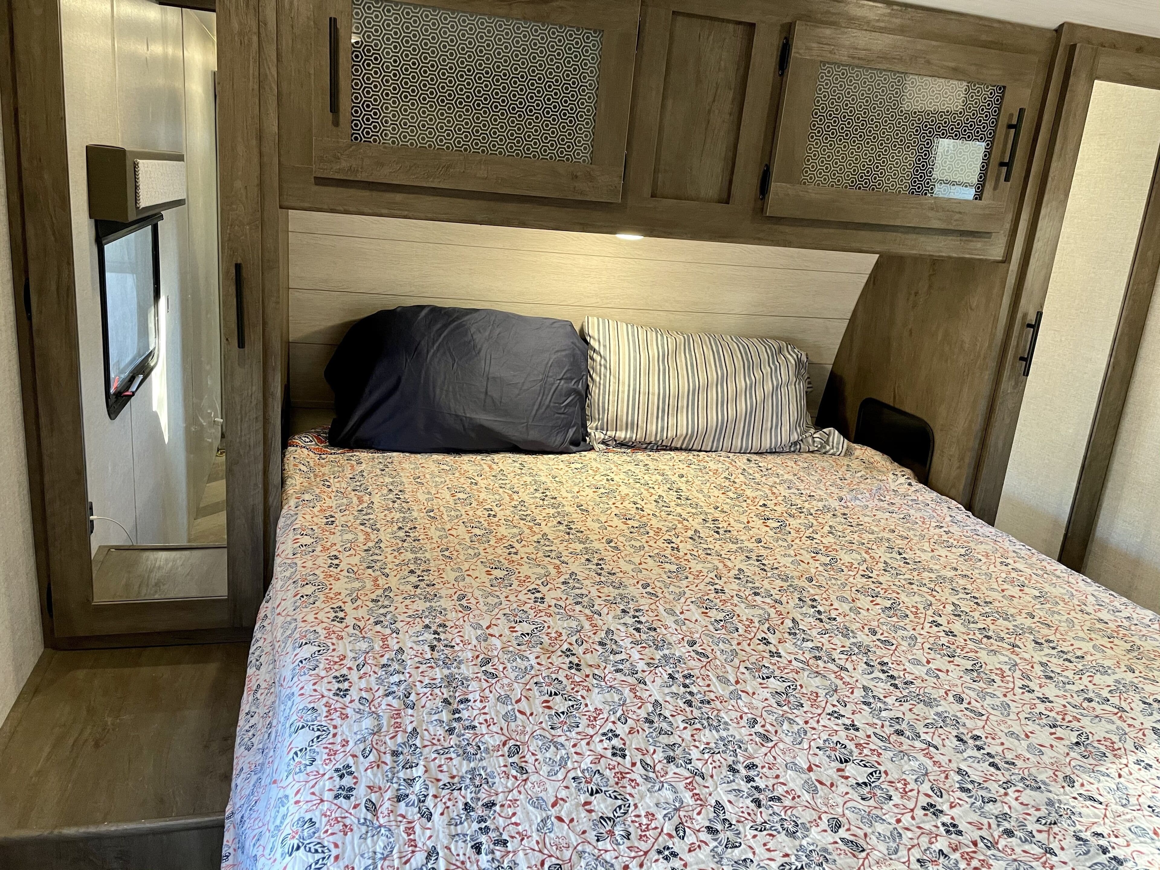 2020 Salem 33ft Camper
